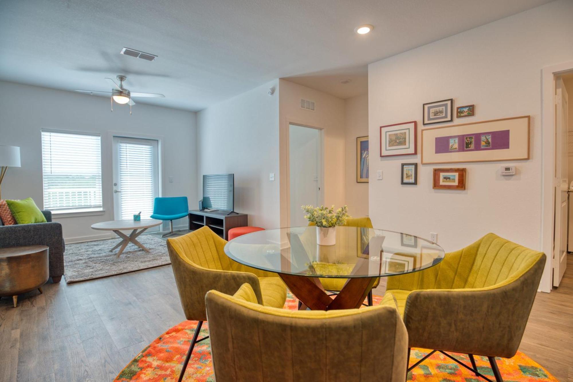 Grand Two Bedroom Two Bathroom Apartment With Balcony Gainesville Exterior foto